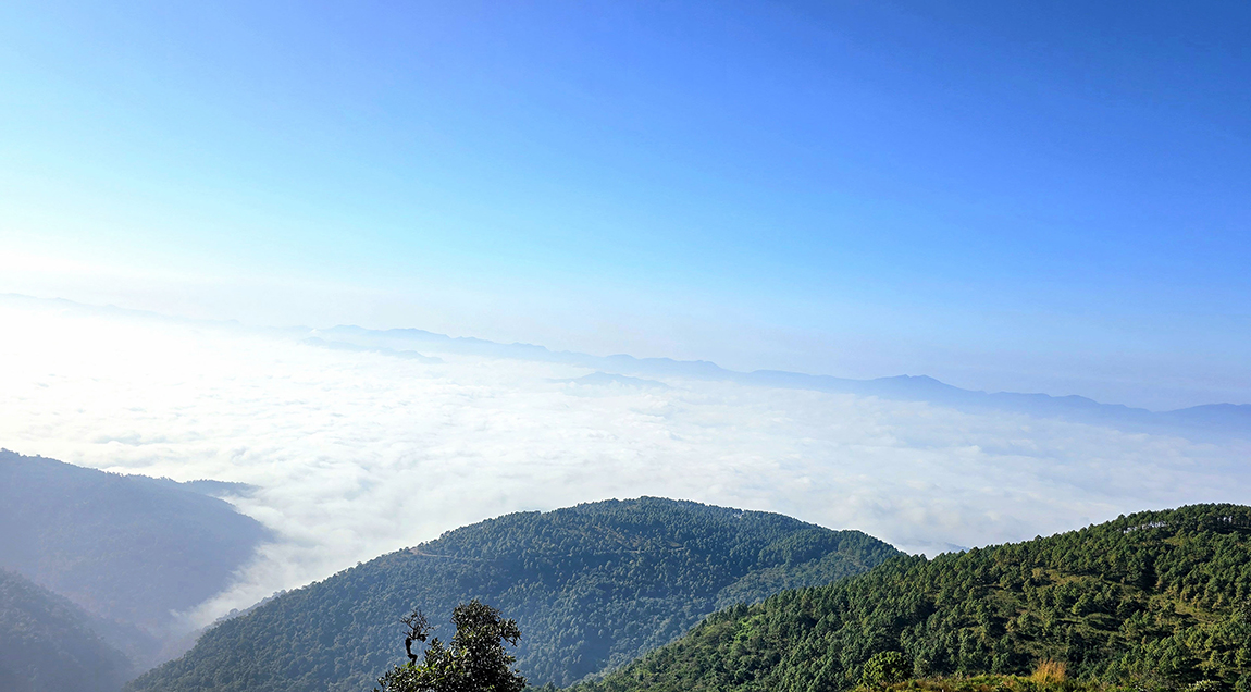 सुर्खेतको वीरेन्द्रनगर नगरपालिका–१४ स्थित लादेबाट देखिएको हुस्सुले ढाकेको कर्णाली प्रदेशको राजधानी वीरेन्द्रनगर भ्याली। तस्बिरः सुरेश आचार्य/रासस