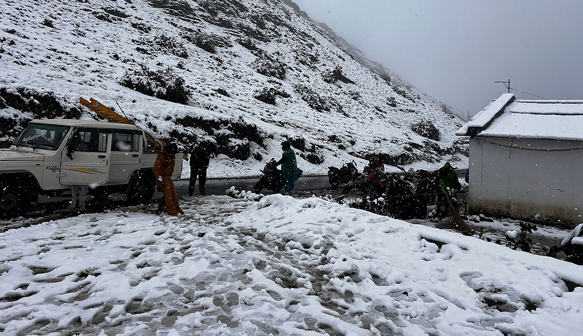 मुस्ताङको वारागुङ मुक्तिक्षेत्र गाउँपालिका–१ खिङ्गामा भारी हिमपात। आज रातिको अविरल वर्षापछि खिङ्गादेखि मुक्तिनाथ हुँदैउपल्लो मुस्ताङमा समेत भारी हिमपात परेको हो । हिमापातपछि गाउँपालिका–१ का वडा अध्यक्षले जोखिम मोलेर मुक्तिनाथ क्षेत्रमा जोखिमपूर्ण यात्रा नगर्न अनुरोध गरेका छन्। तस्बिरः सुशीलबाबु थकाली/रासस