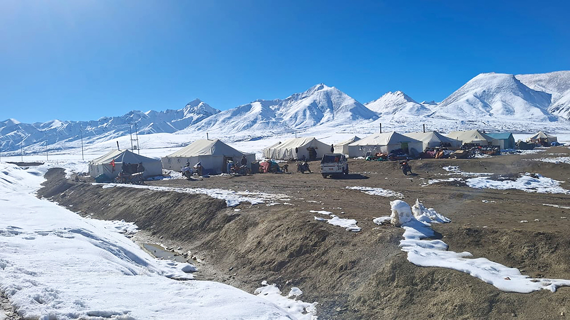 मुस्ताङको लोमान्थाङ गाउँपालिका–४ स्थित नेपाल र चीनको सिमाना कोरोला नाका नजिकै त्रिपालभित्र गरिएको आन्तरिक व्यापार। चीनबाट ल्याइएको विभिन्न चाइनिज सामानहरू उपल्लो मुस्ताङका जनताहरूले आन्तरिक तथा बाह्य पर्यटकहरूलाई सुपथ मूल्यमा बिक्रीवितरण गर्दै आइरहेका छन्। तस्बिर: सुशीलबाबु थकाली/रासस