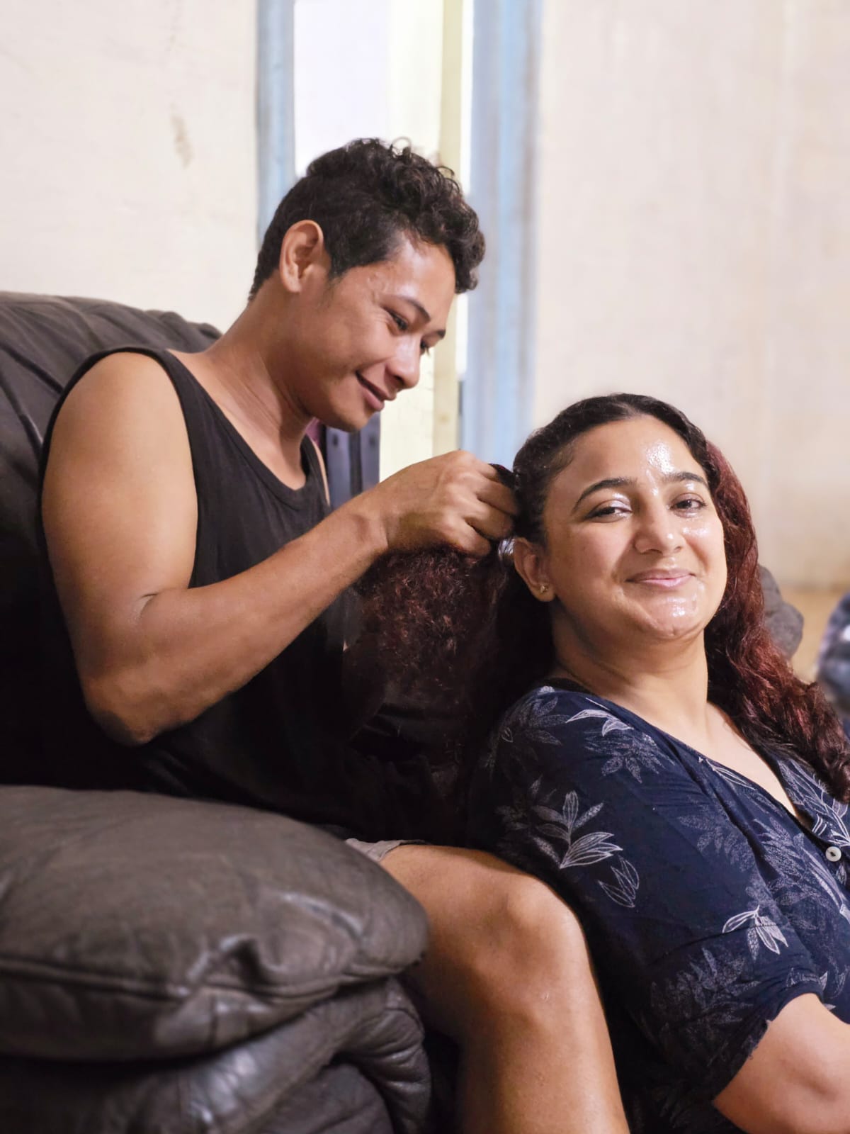 Tuwa-making-hair--1753533696.jpg