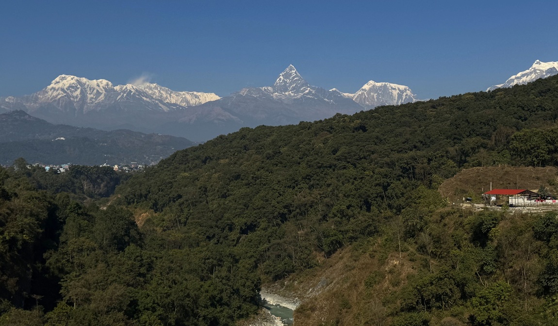 पोखरा महानगरपालिका–१७ पार्दीबाट देखिएको सेती नदी र अन्नपूर्ण हिमश्रृङ्खला। तस्बिरः युनिश गुरूङ/ रासस