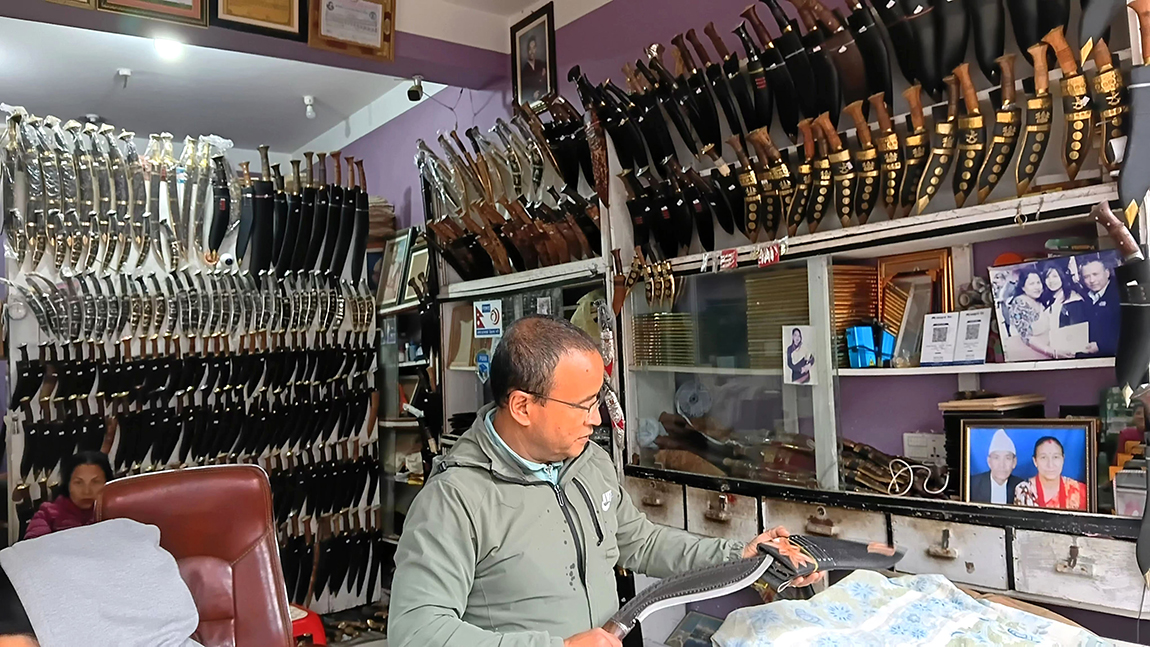 भोजपुर नगरपालिकास्थित पसलमा बिक्रीका लागि राखिएका भोजपुरे खुकुरी । भोजपुरमा रु.सात सयदेखी रु. ५२ हजारसम्मका खुकुरी किनमेल हुने गरेको स्थानीय व्यवसायी हिरा श्रेष्ठले जानकारी दिनुभयो । तस्बिर ः युवराज विष्ट÷रासस