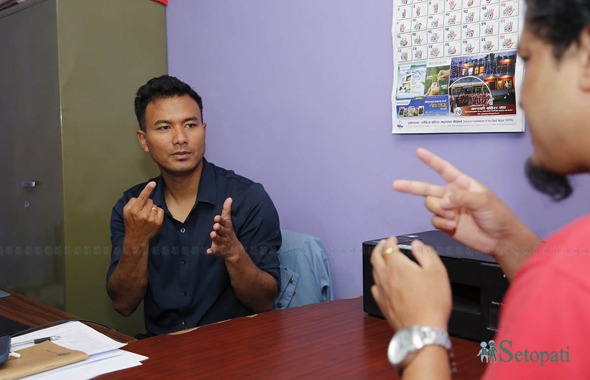 सांकेतिक भाषामा कुरा गर्दै दिनेश श्रेष्ठ। सबै तस्बिर: नवीनबाबु गुरूङ/सेतोपाटी