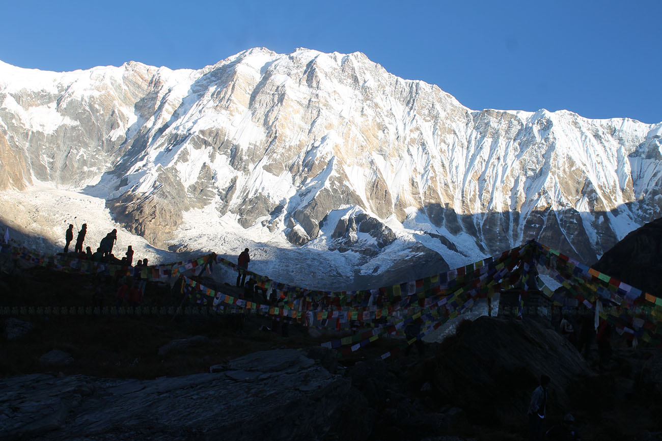 अन्नपूर्ण आधार शिविरमा अन्नपूर्ण प्रथम हिमाल अगाडि पर्यटक। तस्बिर : युवराज श्रेष्ठ/सेतोपाटी