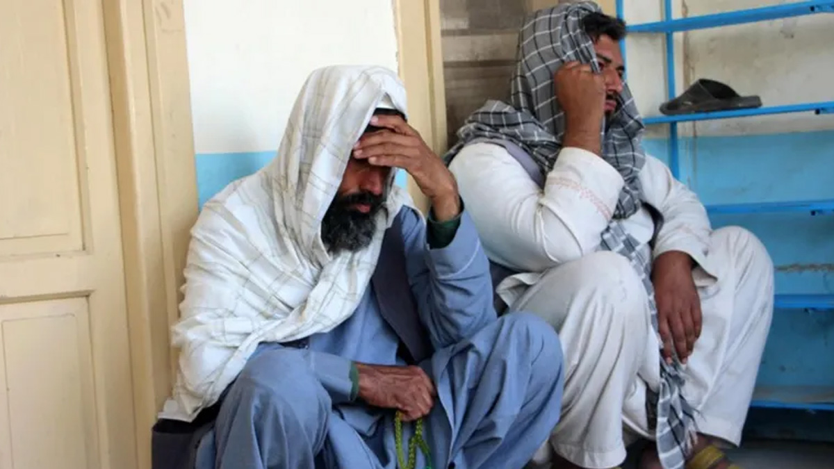 कान्दाहार बम विष्फोटमा परी ज्यान गुमाएकाहरूका आफन्त। तस्बिरः बिबिसी