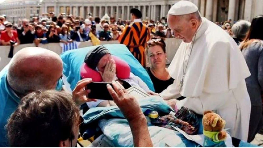 किजले भ्याटिकनमा पोपसँग भेटाउन लगेकी महिलालाई आशिर्वाद दिदैं पोप।