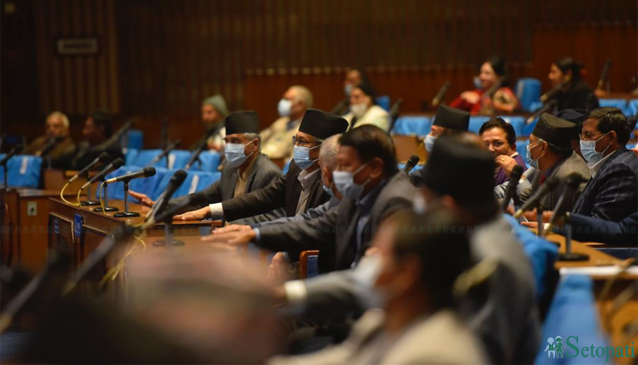 सरकारले संसदमा प्रस्तुत गरेको एमसीसी सम्झौंता अनुमोदन गर्दै सांसदहरू। तस्बिरः निशा भण्डारी