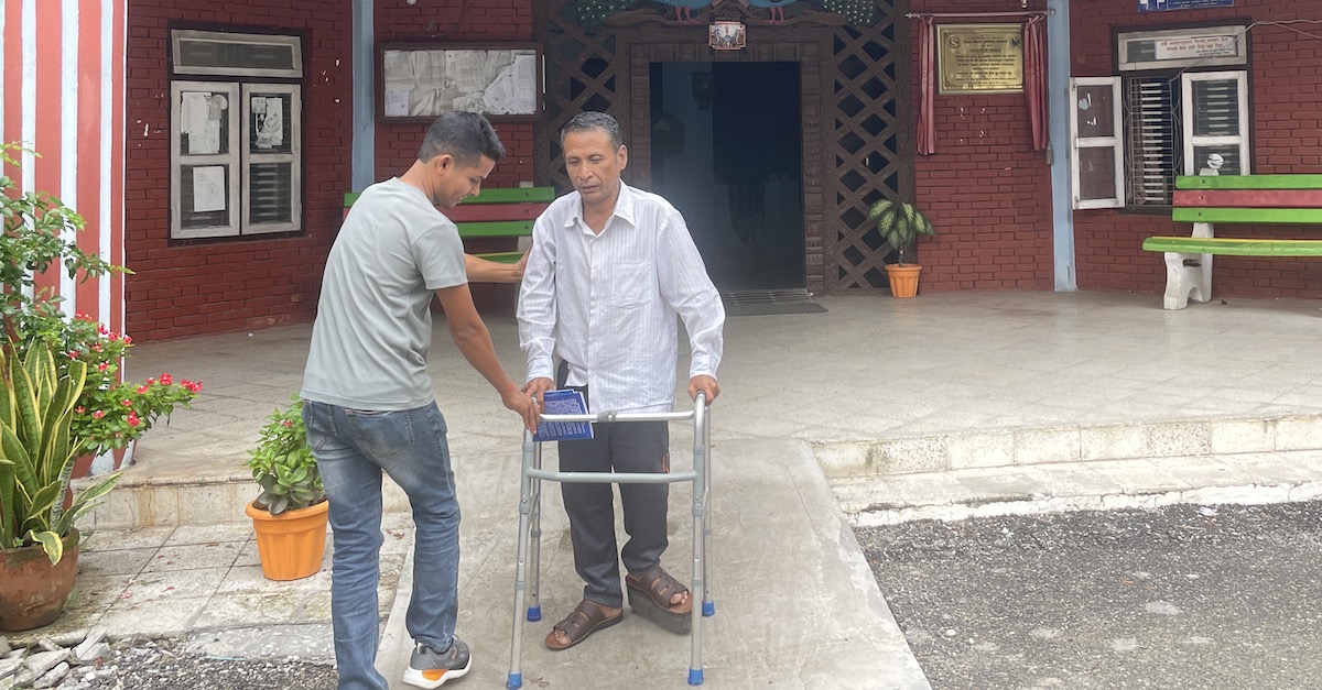 जिल्ला समन्वय समितिको कार्यालयमा बनाइएको र्‍याम्पको प्रयोग गर्दै अपांग जागरण अभियानका अध्यक्ष अम्बिकालाल श्रेष्ठ। तस्विर : राजेश घिमिरे/ सेतोपाटी