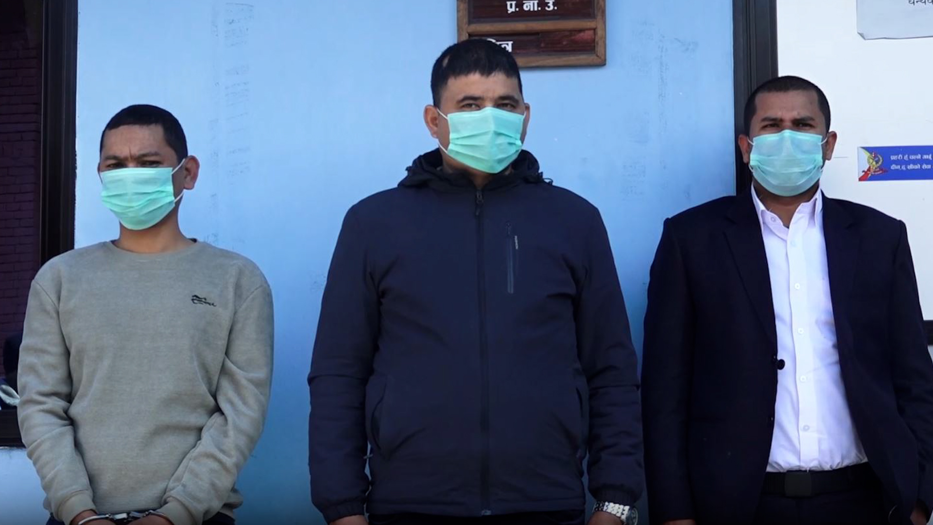 मंगलबार र बुधबार पक्राउ परेका अध्यागमन अधिकृत र वायुसेवा निगमका कर्मचारीहरू। तस्बिरः प्रहरी