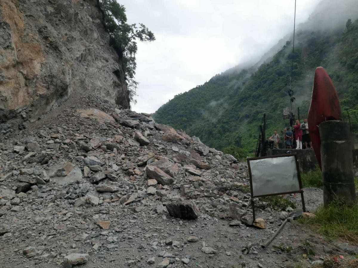 बादरेमोडमा सुख्खा पहिरो खस्यो, पृथ्वी राजमार्ग अवरूद्ध