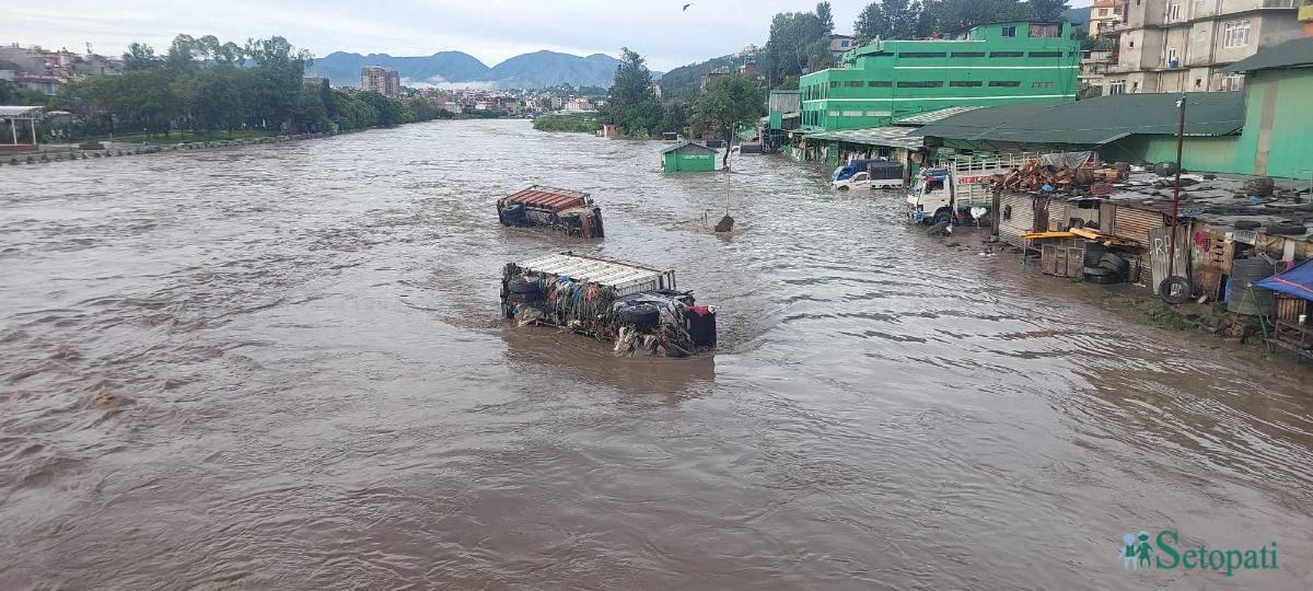 बल्खुस्थित बागमती नदीमा बढेको पानीको बहाव। तस्बिर: सेतोपाटी