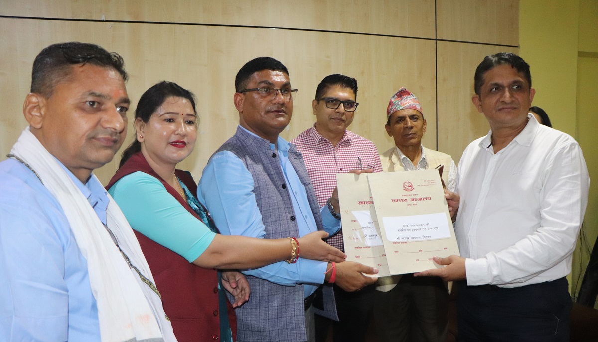 बागमती प्रदेश सरकार स्वास्थ्य मन्त्रालयले सामाजिक स्वास्थ्य सुरक्षा कार्यक्रमअन्तर्गत विभिन्न शीर्षकमा प्रदान गर्ने स्वास्थ्य सहुलियतबारे आइतबार भरतपुरमा गरेको सार्वजनिकीरण एवम् सम्झौतापत्र हस्ताक्षरपश्चात् आदानप्रदान गर्दै स्वास्थ्यमन्त्री उत्तम जोशीलगायत।  तस्बिर- सनद अधिकारी/रासस