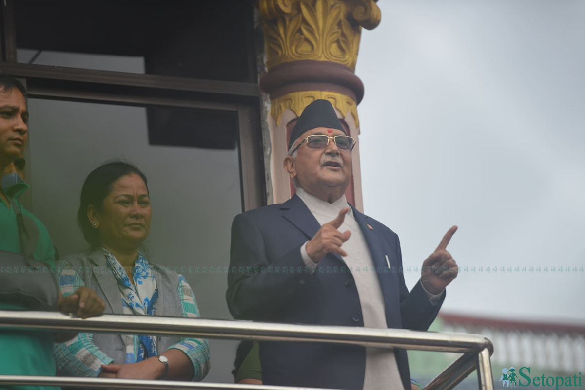 आफ्नो घरको बार्दलीबाट भाषण गर्दै एमाले अध्यक्ष ओली।  तस्बिर: निशा भण्डारी/सेतोपाटी।