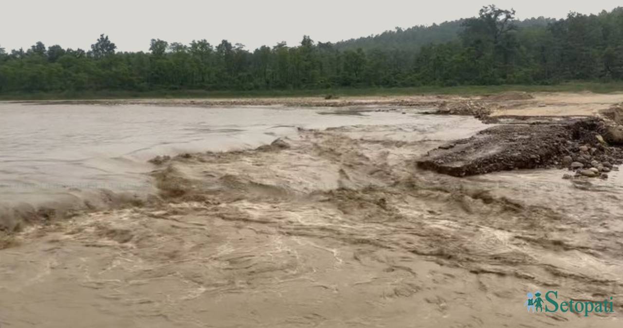 विनयी खोलाको बाढीले बगाएको डाइभर्सन। तस्बिरः भगवती पाण्डे/सेतोपाटी।