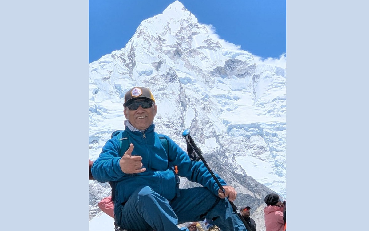 सगरमाथा चढ्दै कांग्रेस महामन्त्री विश्वप्रकाश शर्मा