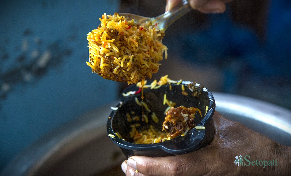 'बकेट बिरयानी' का सेफ 'बिरयानी पस्किँदै। तस्बिरः नवीनबाबु गुरूङ/सेतोपाटी