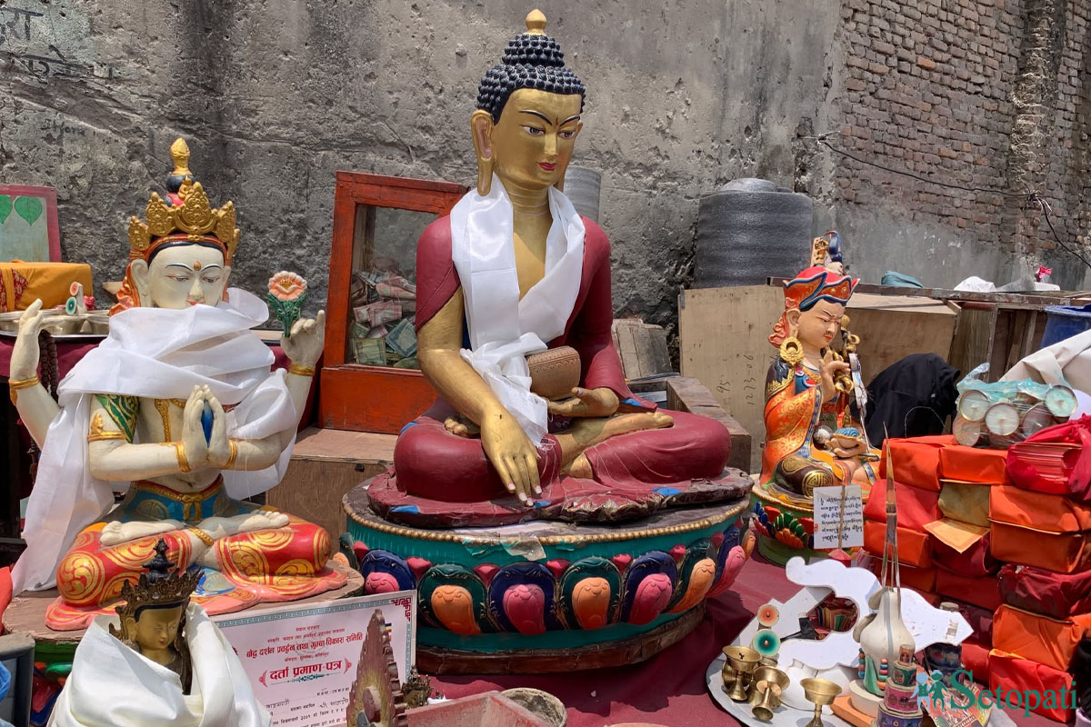 गुम्बाको भग्नावशेषमा बुद्धका मूर्तिहरू। सबै तस्बिर: मन्दिरा घिमिरे/सेतोपाटी