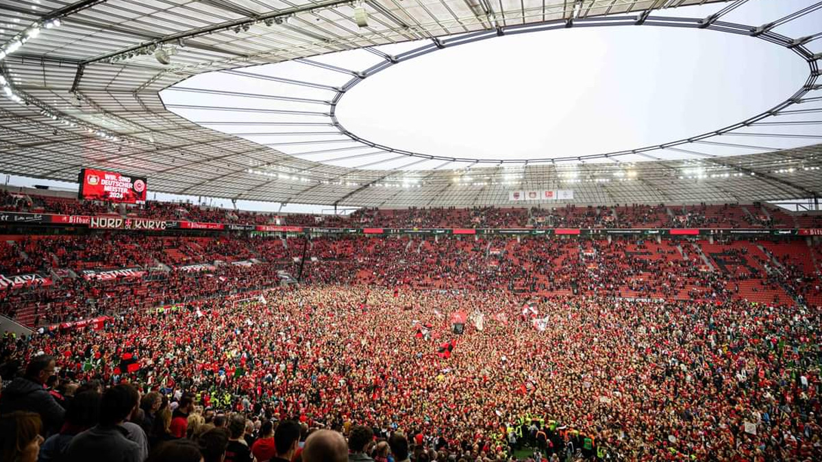 लेभरकुजेनले उपाधि जितेपछि मैदानमा उत्रिएर खुशीयाली मनाउँदै  फ्यानहरू।