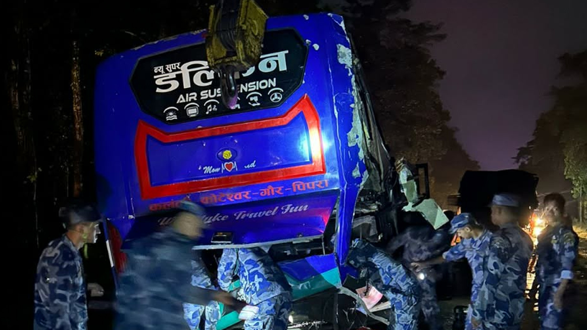 टिकौलीको जंगलमा रोकिराखेको ट्रकसँग ठोक्किएको बसलाई अर्को बसले दियो ठक्कर