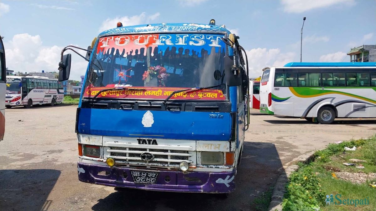 वृद्धामाथि बलात्कार भएको बस। तस्बिरः नारायण खड्का/सेतोपाटी