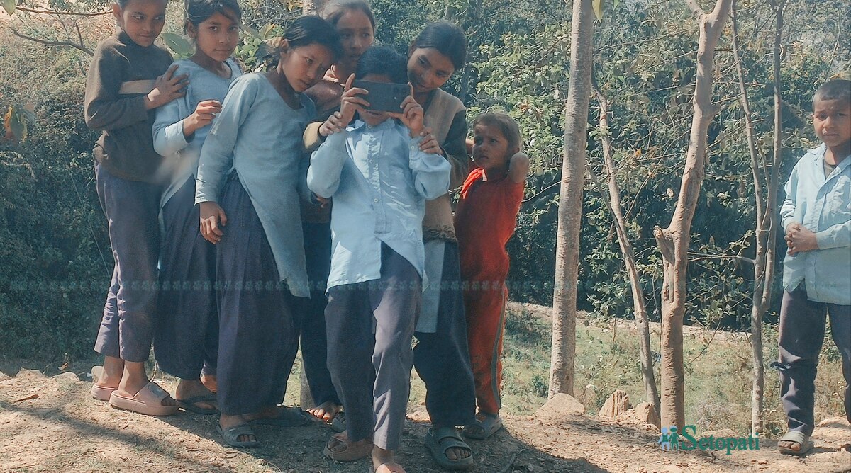 लक्ष्मी आधारभूत विद्यालयका विद्यार्थी आगन्तुकको फोटो खिच्दै
