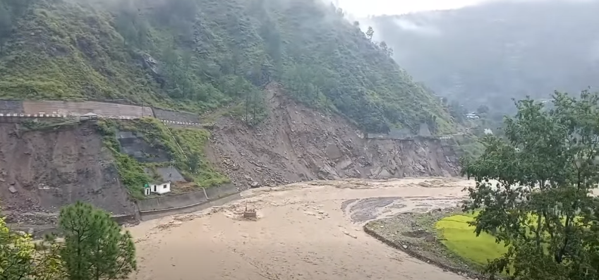 रोशीले कटान गरेको चौकीडाँडा सडक खण्ड।