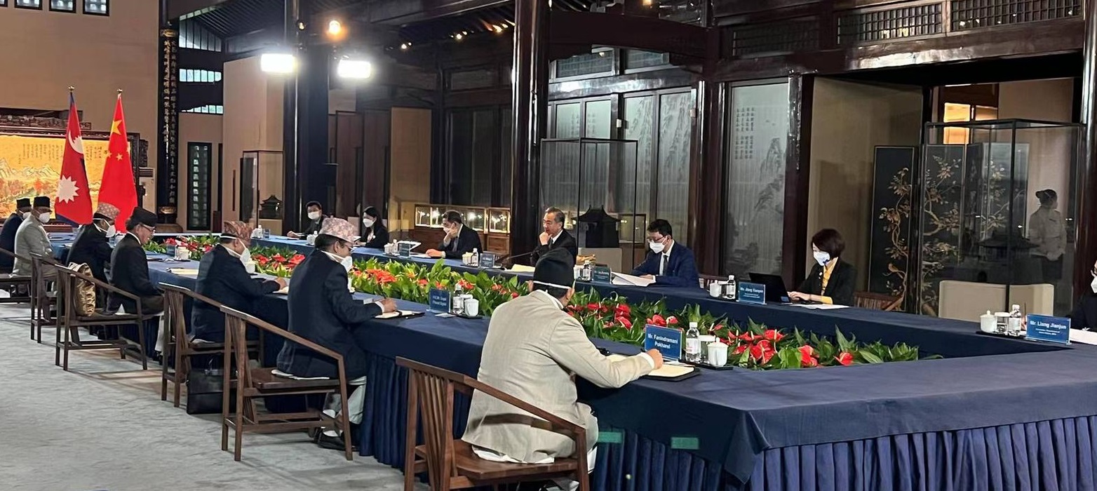 चीनको छिङताओ सहरमा बुधबार भएको नेपाल र चीनका परराष्ट्र मन्त्रीस्तरीय वार्ता। तस्बिर: परराष्ट्र मन्त्रालय।