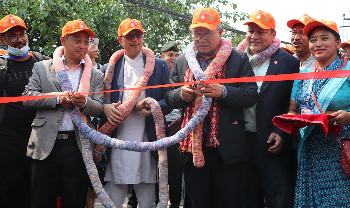 ललितपुरको पाटन ढोकामा बिहीबार ललितपुर महानगरपालिकाका प्रमुख  चिरीबाबु महर्जन विश्व सम्पदा दिवस कार्यक्रमको उद्घाटन गर्दै। कलाकार मनिषलाल श्रेष्ठले बनाएको रंगीन धागो बेरेर उनले दिवस उद्घाटन गरेका हुन्। तस्बिर: मधु शाही/रासस