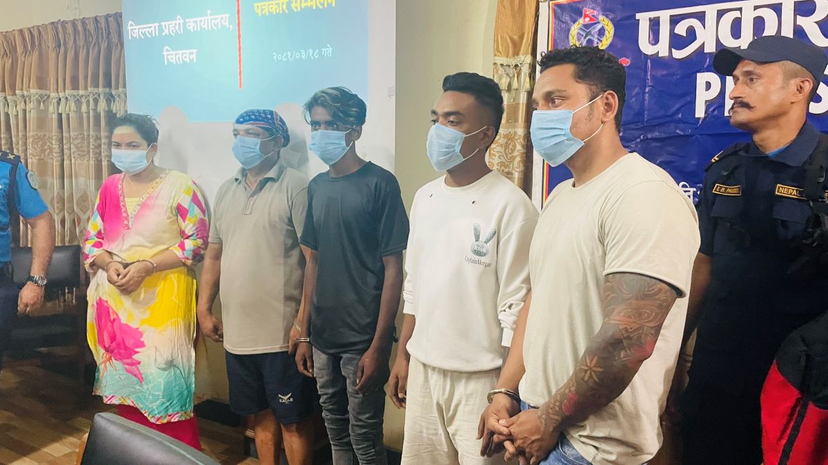 बीमाको पैसा लिन आफ्नै सुनचाँदी पसलमा चोरी गर्ने योजना बनाएपछि पक्राउ परेकी अन्जनासहित ५ जना।