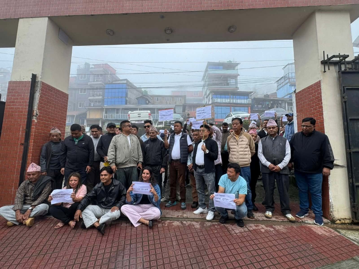चिया उद्योग बन्द गरेपछि बुधबार सडकमा निस्केर र्‍याली गर्दै इलाम सूर्योदयका चिया उद्योगीहरू।