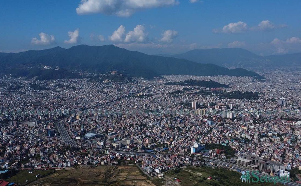 आइतबार मध्याह्न कीर्तिपुरबाट देखिएको काठमाडौंको दृश्य। तस्बिर: नवीनबाबु गुरूङ/सेतोपाटी।