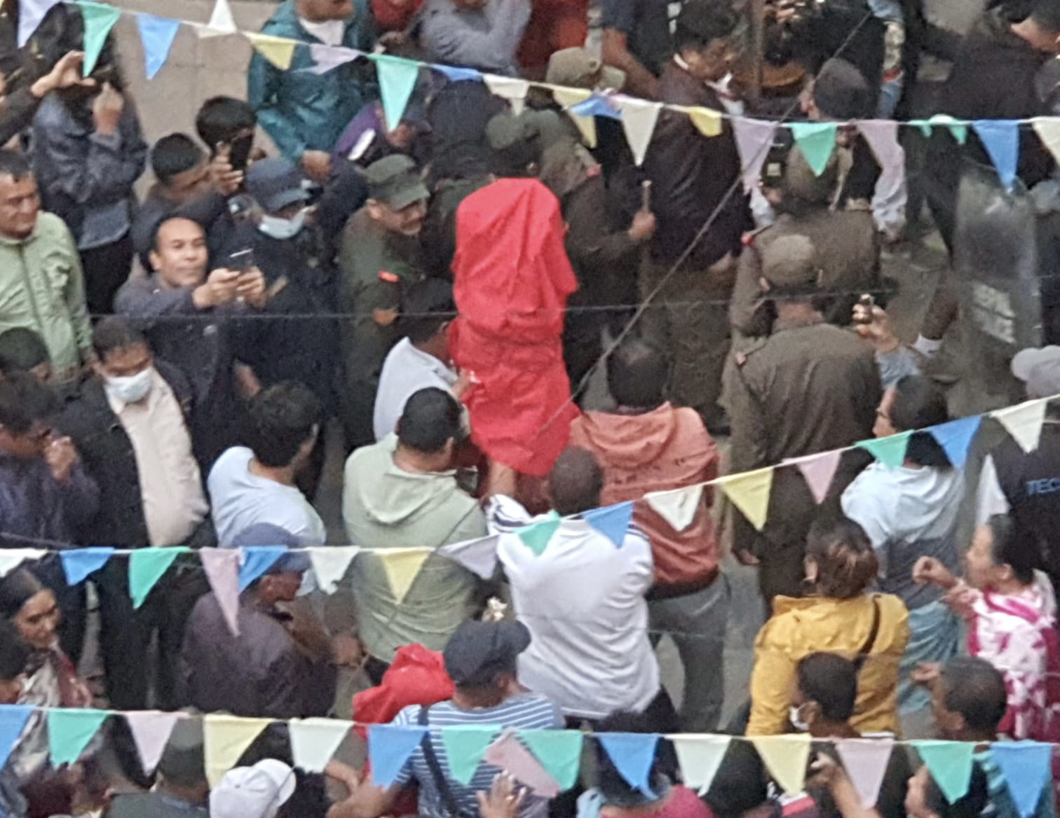कीर्तिपुरको प्यंगथाँबाट रातो मच्छिन्द्रनाथ र याक: मिसाको प्रतिरूप आइतबार झिकेर लगिँदै।