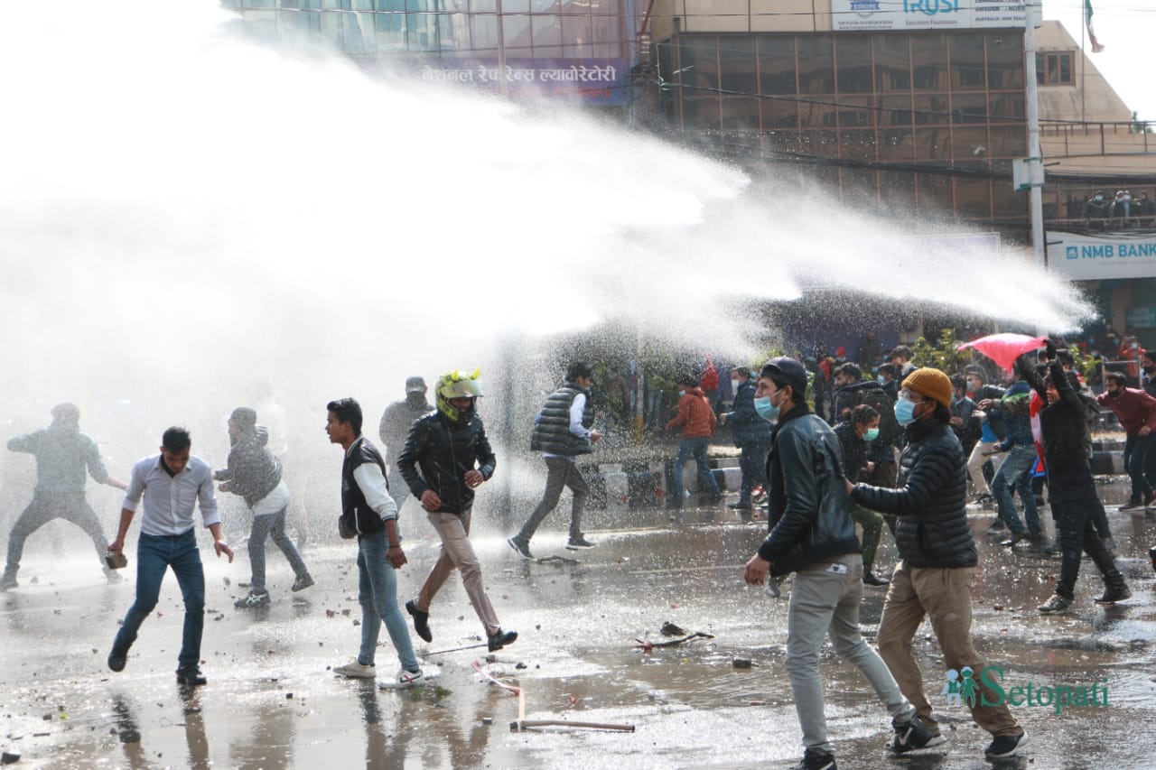 बानेश्वरमा आइतबार प्रदर्शनकारीमाथि पानीको फोहरा हान्दै प्रहरी। फाइल तस्बिर: नवीनबाबु गुरूङ/सेतोपाटी।