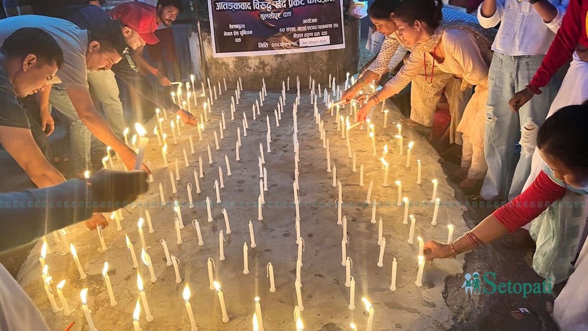 जम्मू-कश्मिरमा भएको आतंकवादी हमलामा नेपालका सुदीप न्यौपानेसहित हत्या गरिएकाहरूको सम्झनामा दाङको तुलसीपुरमा भएको दीप प्रज्वलन। तस्बिरः नारायण खड्का/सेतोपाटी