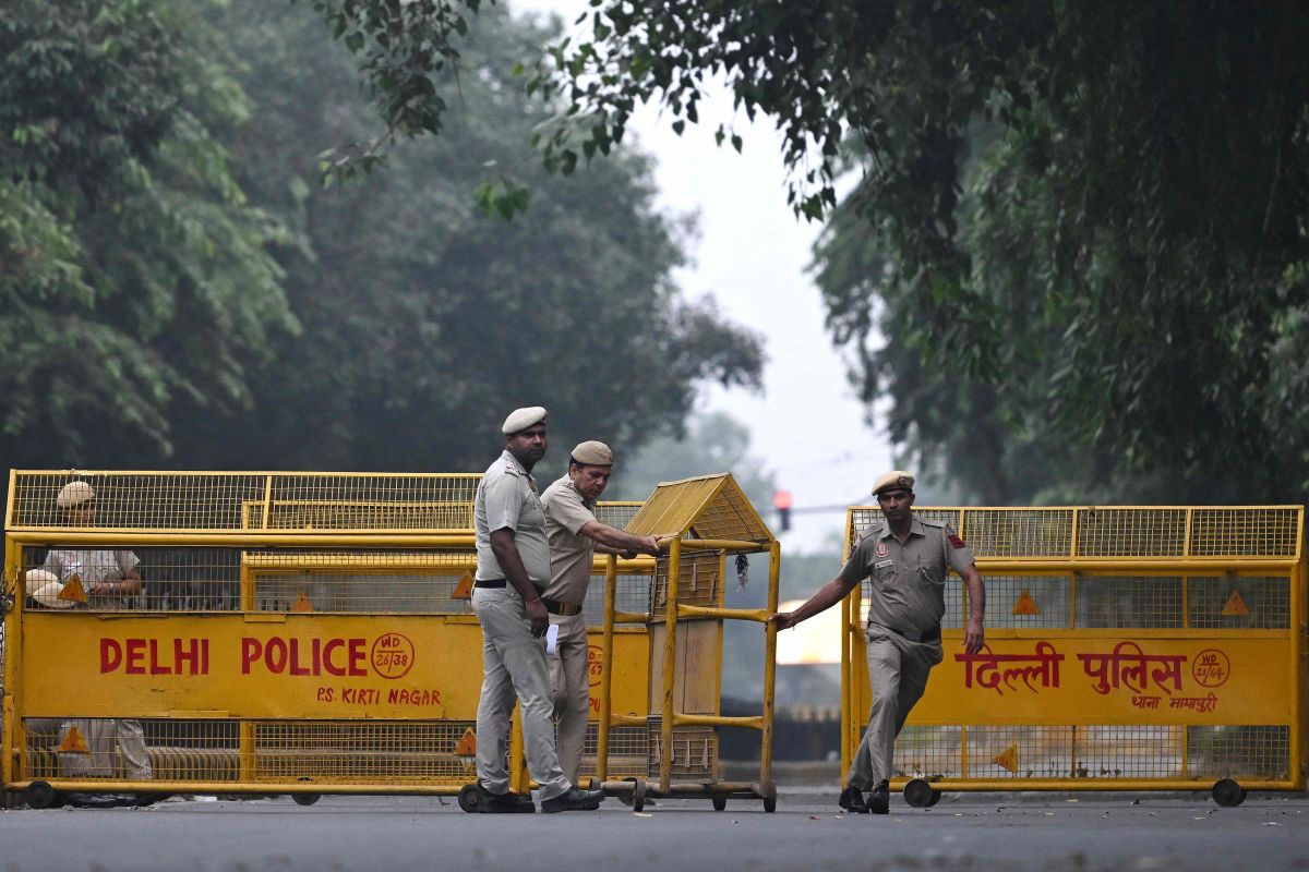 प्रदर्शन रोक्न ब्यारिकेट लगाउँदै प्रहरी। तस्बिरः रासस/एएफपी।