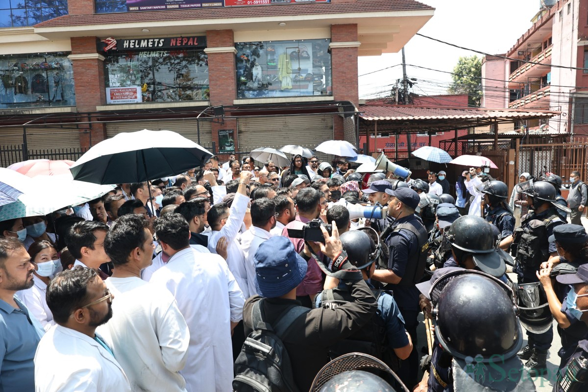 doctor-protest-(11)-1745486188.jpg