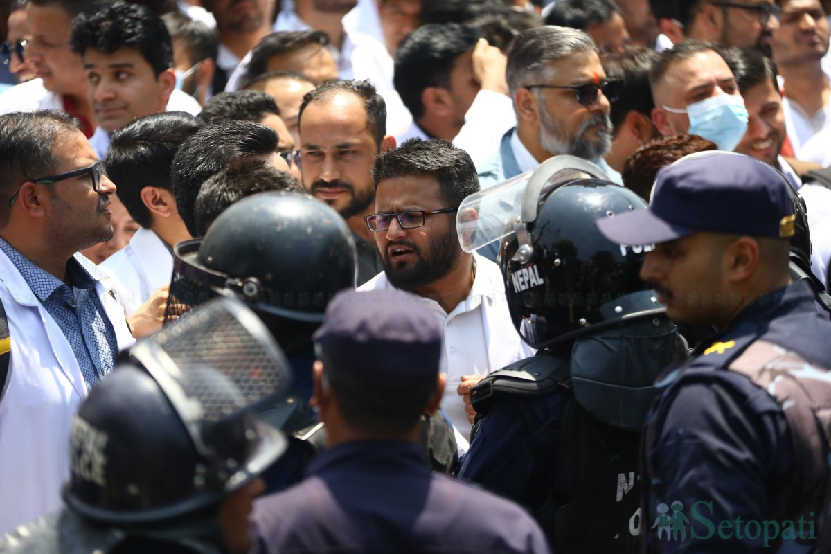 doctor-protest-(3)-1745486184.jpg