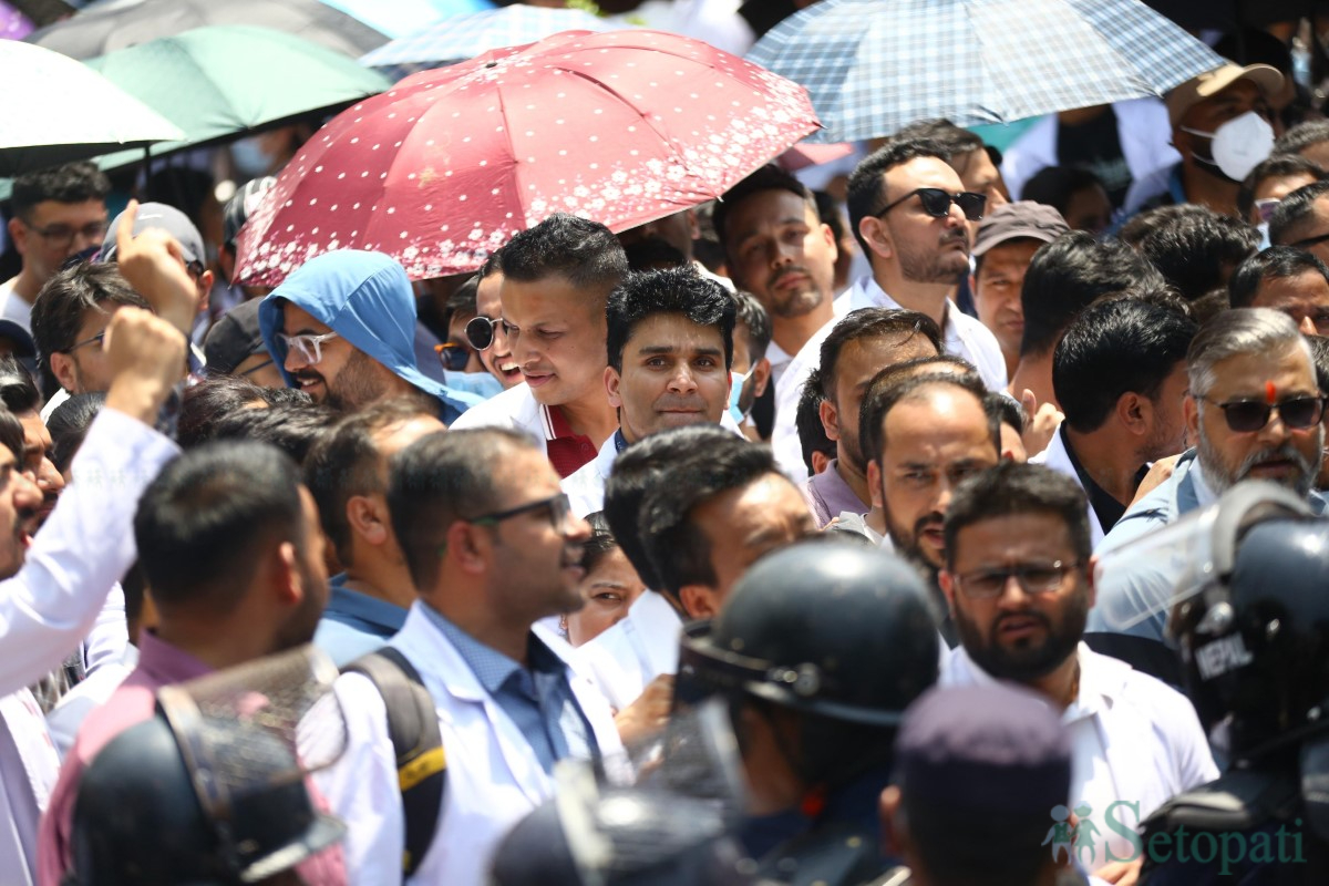 doctor-protest-(8)-1745486186.jpg