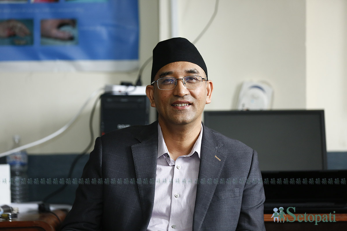 शिक्षण (टिचिङ) अस्पताल महाराजगञ्जको प्लास्टिक सर्जरी विभागका प्रमुख डा. जयमान श्रेष्ठ। तस्बिरः नवीनबाबु गुरूङ/सेतोपाटी