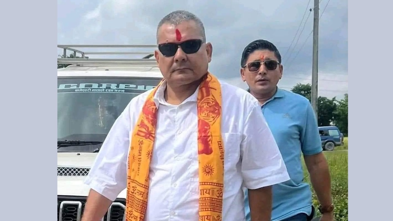 दुर्गा प्रसाईं र उनका अंगरक्षक दिपक खड‍का। तस्बिर: सामाजिक सञ्जाल।