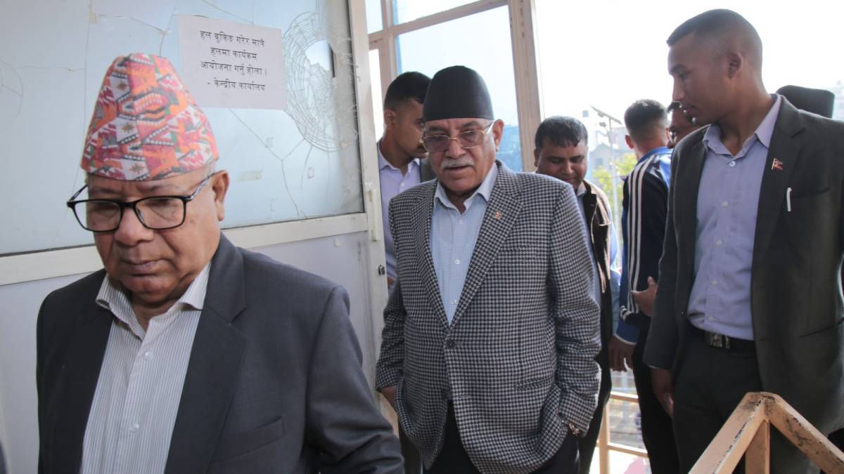 राजावादीहरूले तोडफोड गरेको एकीकृत समाजवादीको केन्द्रीय कार्यालय प्रचण्डले गरे अवलोकन