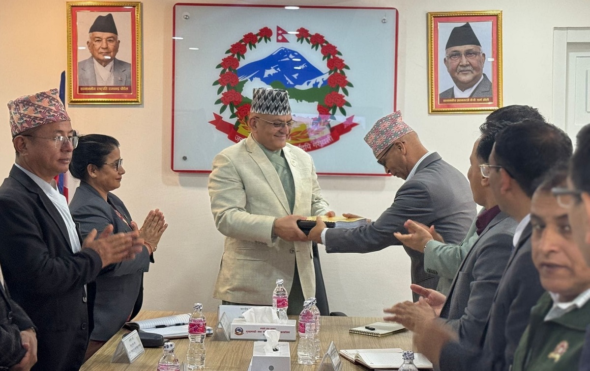 प्रशासनिक संरचना पुनरवलोकन समितिले मुख्यमन्त्री पाण्डेलाई बुझायो प्रतिवेदन