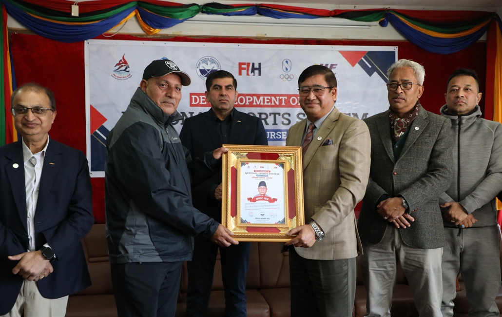 नेपालका पहिलो हक्की प्रशिक्षक अशोकराज पाण्डे (बायाँ) लाई प्रशंसा पत्र प्रदान गरिदै ।