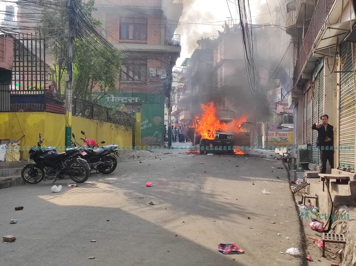 पेरिसडाँडामा सरकारी गाडीमा आगजनी