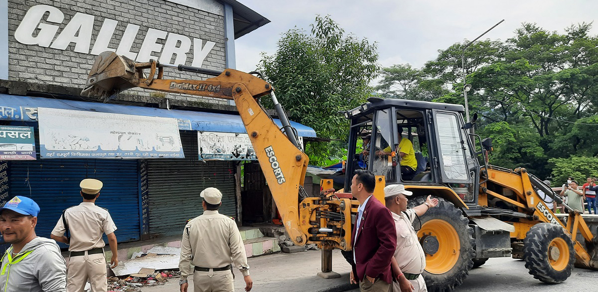 महेन्द्रपुलको पोखरा आर्ट ग्यालर भत्काउँदै। तस्बिर : युवराज श्रेष्ठ