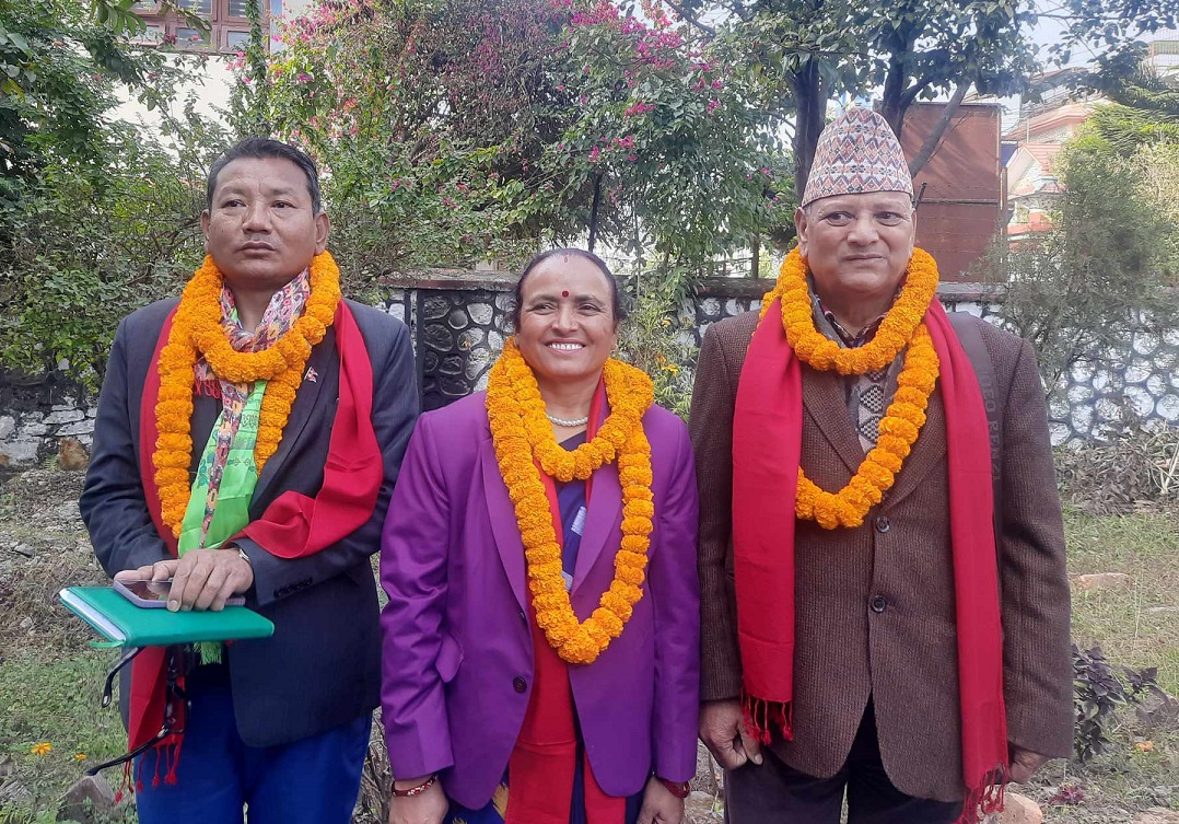 नेकपा एमालेका उम्मेदवारहरू हेमन्त शेरचन, सम्झना देवकोटा र चक्रबहादुर पराजुली।
