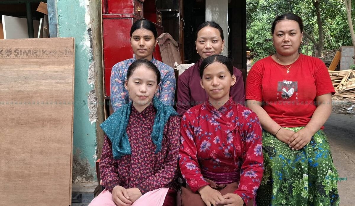 अगाडि बसेका गंगा र जमुना। पछाडि दायाँबाट क्रमशः रातो टिसर्टमा खुमिसरा सिँजाली, चन्दा राना र जिवानी थापा।