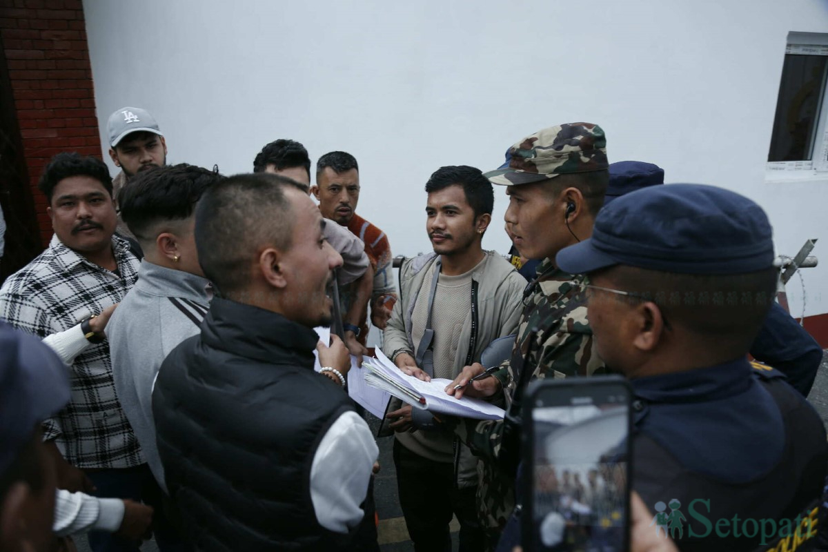 बालुवाटारमा जेनजीको एक समूह र घाइतेहरूको नाराबाजी (तस्बिरहरू)