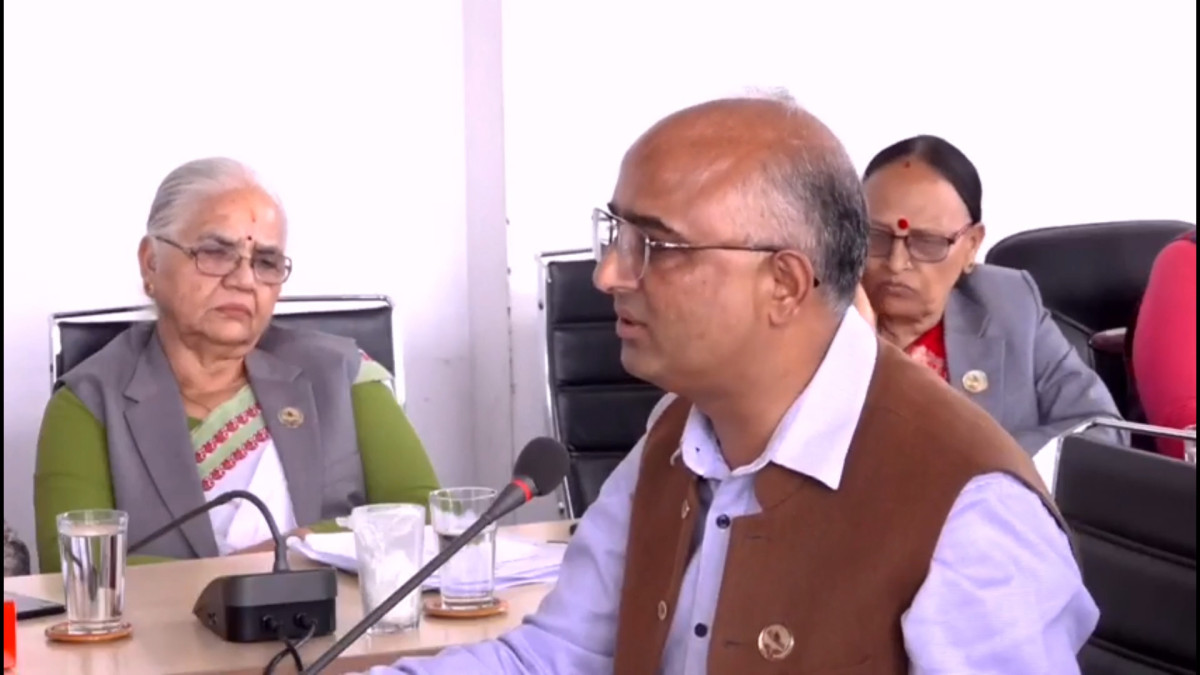 संघीय निजामती सेवा विधेयकमा तल्लो तहका कर्मचारी उपेक्षितः सांसद रिजाल
