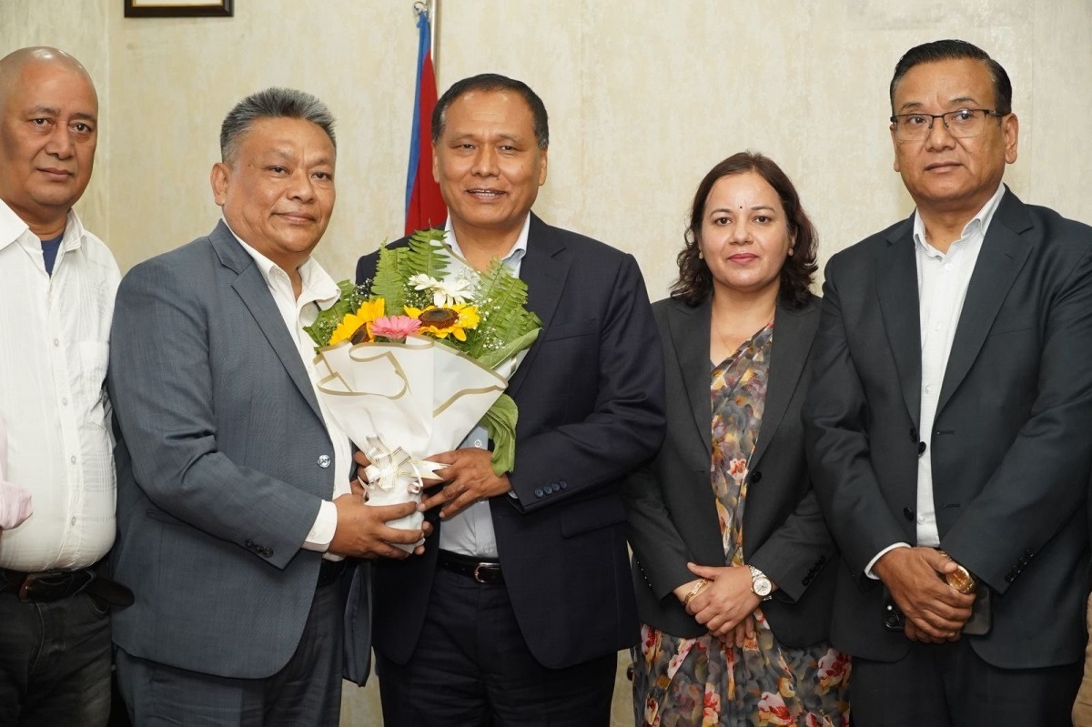 कुलमान घिसिङले निर्माण व्यवसायीलाई भने- कसैप्रति पूर्वाग्रही भएर जीर्ण आयोजनाका ठेक्का तोड्दैनौं